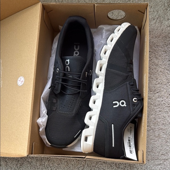 On Running Men's Black Running Shoes On Cloud - Picture 2 of 6